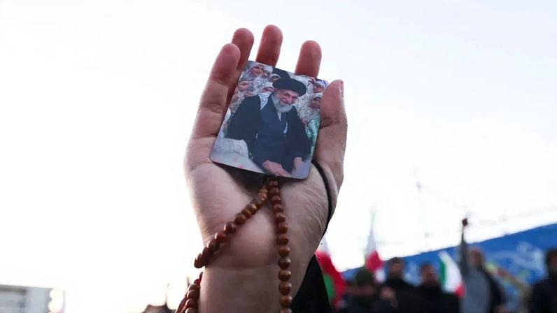 Iranianos choram a morte do líder supremo