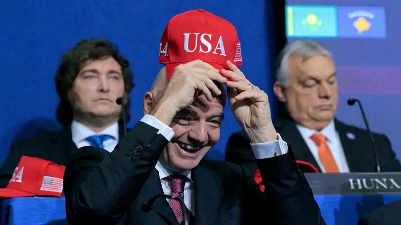 Infantino com chapéu dos EUA