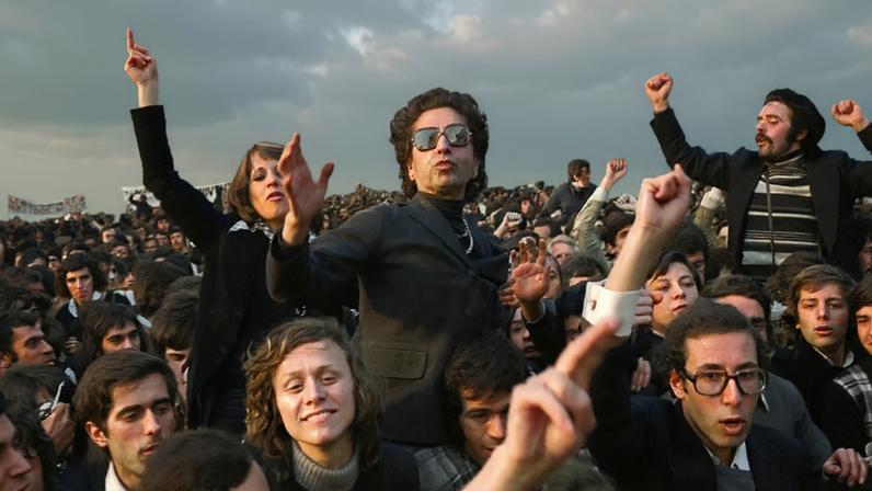 Imagem da exposição com Virgínia Moura, antiga presa política e resistente antifascista, em destaque. Momento da manifestação popular no Porto, 1974
