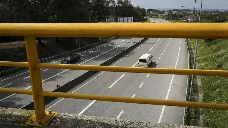 A pintura retrata a história bíblica do padre Zacarias, que é visitado no templo pelo arcanjo Gabriel