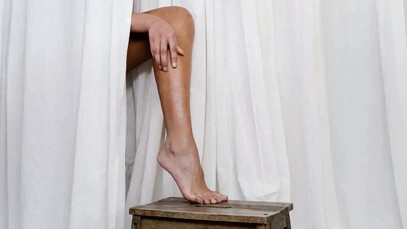 Recomenda-se começar pelos pés e subir progressivamente pelas pernas até às coxas, sempre com movimentos ascendentes. O processo dura alguns minutos e integra-se facilmente na rotina diária antes do banho