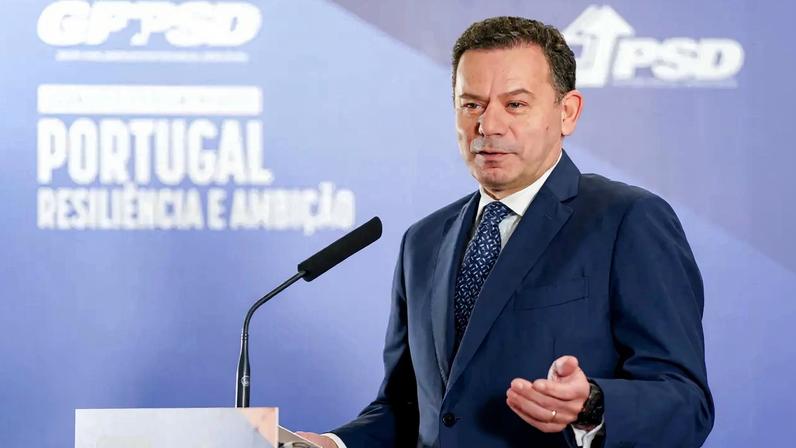 Montenegro falou aos jornalistas à saída das jornadas parlamentares do PSD