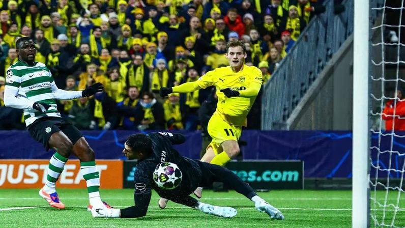 Ole Blomberg remata para o segundo do Bodo/Glimt na vitória por 3-0 sobre o Sporting