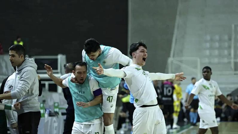 Jogadores do Leões de Porto Salvo festejam triunfo sobre o Sporting na Taça da Liga