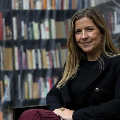 Ministra reúne-se com artistas em Nova Iorque e afirma que Estado não os esquece