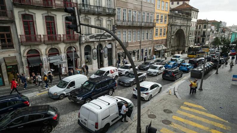 Ladrão de viaturas identificado pela videovigilância na Baixa do Porto