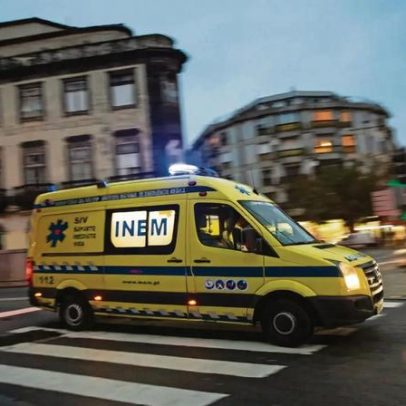 Menina de quatro anos morre atropelada ao correr para a mãe