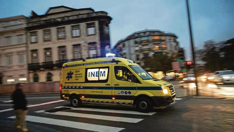 Menina de quatro anos morre atropelada ao correr para a mãe