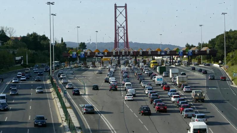 Foge de operação stop na Ponte 25 de Abril e atropela polícia