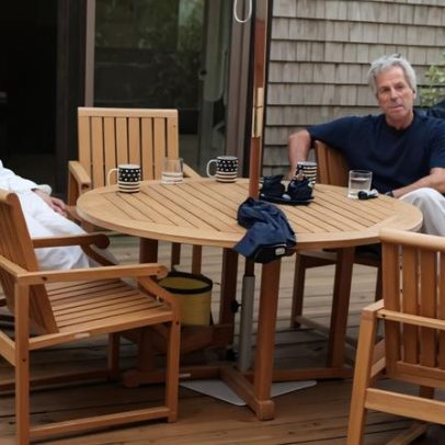 Ex-príncipe André e Mandelson fotografados em roupão com Epstein