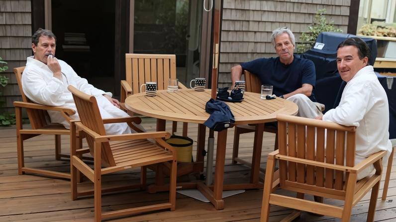 Ex-príncipe André e Mandelson fotografados em roupão com Epstein