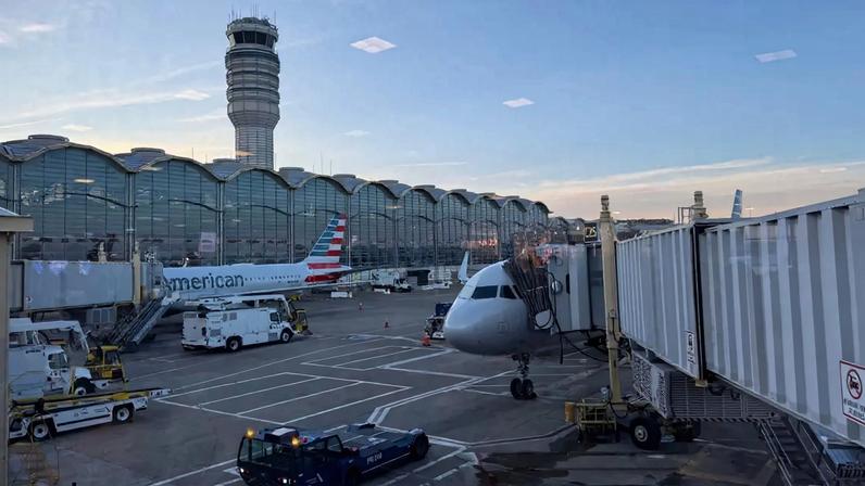Cheiro de produto químico provoca suspensão de voos em aeroportos de Washington