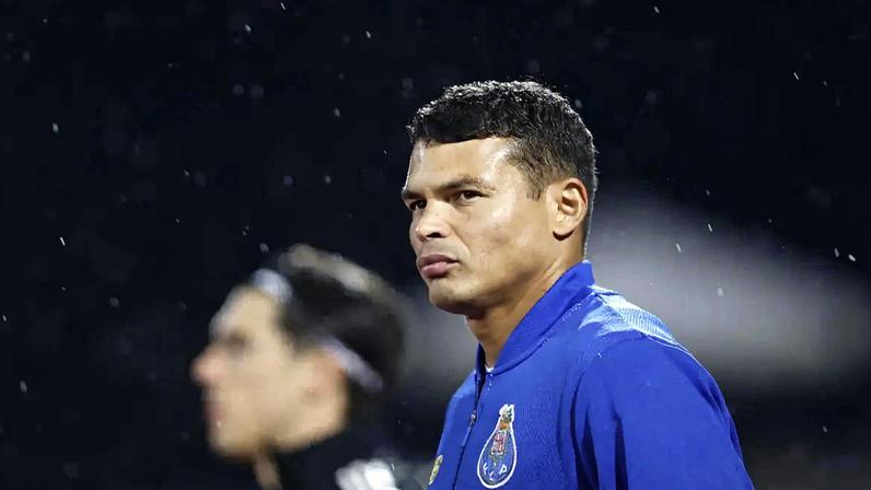 Meia centena de adeptos aguardou a saída da equipa do V. Guimarães