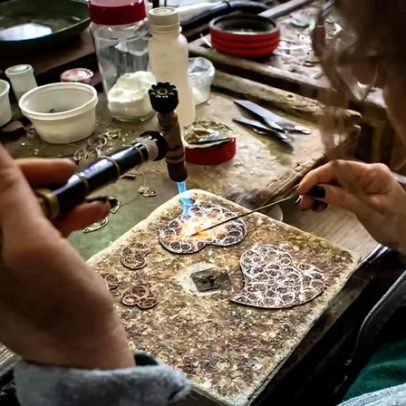 Arte de encher corações busca unir o país por um fio