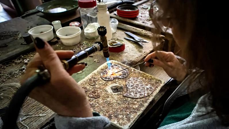 Arte de encher corações busca unir o país por um fio