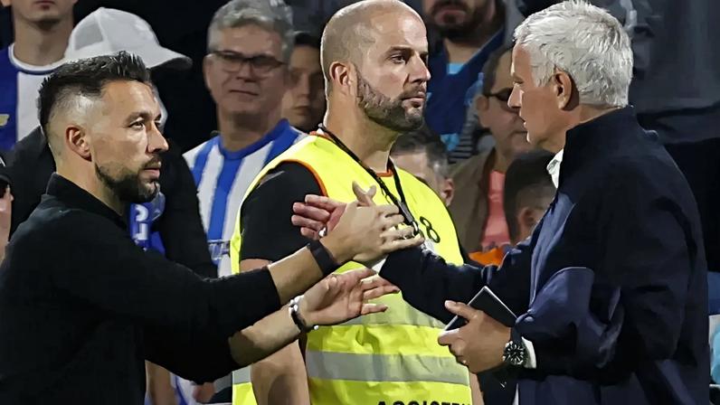 Francesco Farioli e José Mourinho cumprimentam-se antes do início do FC Porto-Benfica no Estádio do Dragão