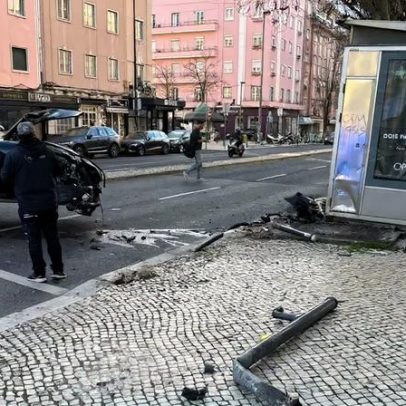 Despiste a alta velocidade com Porsche Panamera derruba semáforos e destrói quiosque em Lisboa