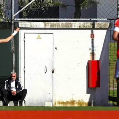 Mourinho assiste ao Benfica-Sporting de juvenis no Seixal