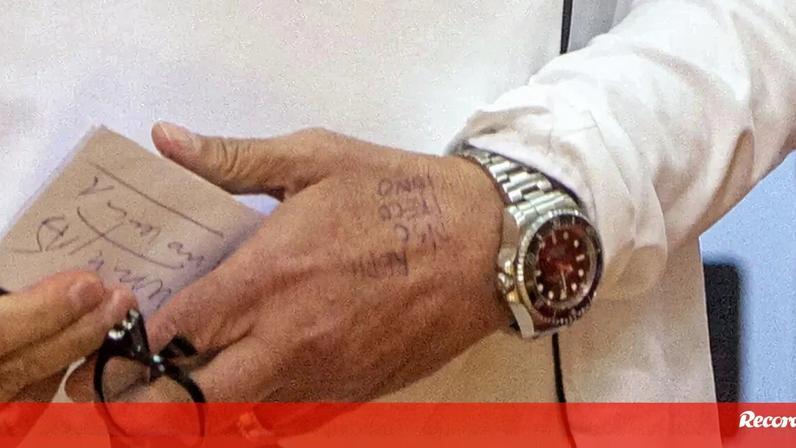 José Mourinho com apontamentos na mão esquerda durante a antevisão ao Gil Vicente-Benfica