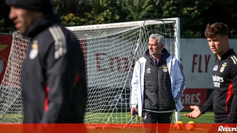 José Mourinho no treino do Benfica