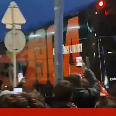 Autocarro do Benfica chega ao Estádio Cidade de Barcelos após ovação a Prestianni