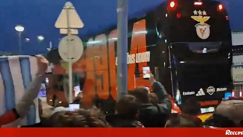 A pouco mais de uma hora do jogo com o Gil Vicente, a comitiva do Benfica chegou ao Estádio Cidade de Barcelos e os muitos adeptos que esperavam pela equipa reservaram a maior ovação para Prestianni, que tem estado debaixo de fogo após o caso com Vinícius Júnior. Foi ainda exibida uma camisola da Argentina.