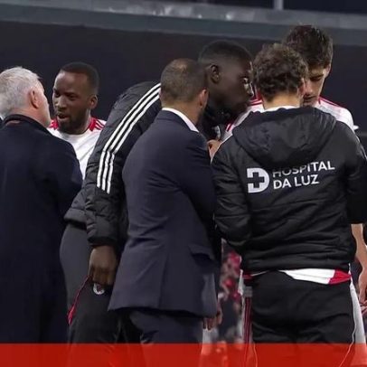 Mourinho chama Lukebakio à atenção durante o festejo do golo de Schjelderup