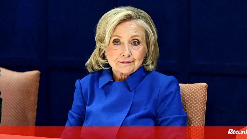 «Estou farta»: o momento em que Hillary Clinton se irrita com fotografia não autorizada enquanto era ouvida no caso Epstein