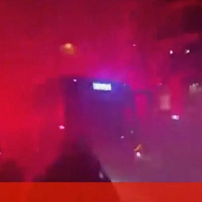 Adeptos celebram receção ao autocarro do Barcelona antes do Atlético de Madrid