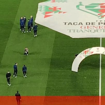 Jogadores e equipa técnica do FC Porto sobem ao relvado em Alvalade