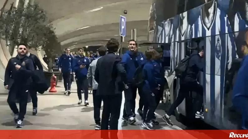 Villas-Boas não largou a equipa após a derrota: as imagens do presidente na chegada ao aeroporto do Porto