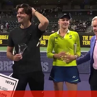 Elena Rybakina recusa cumprimento de vice-presidente durante entrega de prémios