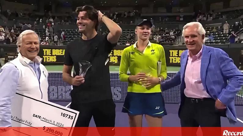 Elena Rybakina recusa cumprimento de vice-presidente durante entrega de prémios