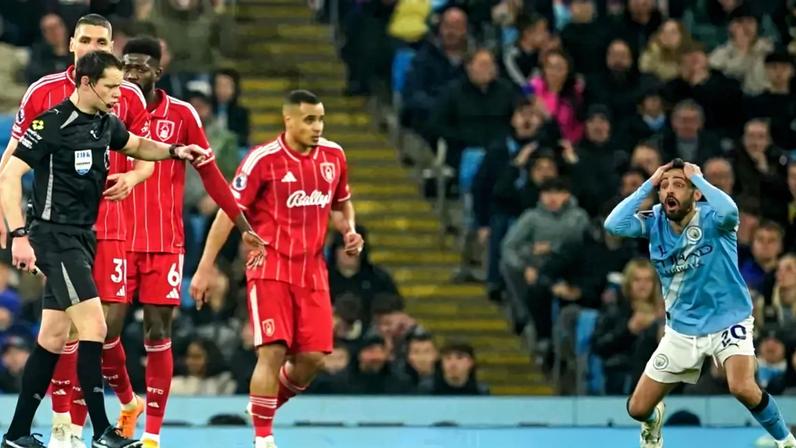 Bernardo Silva incrédulo no Man. City-Nottingham Forest