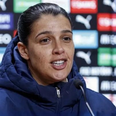 Seleção feminina homenageia vítimas de violência doméstica em campo