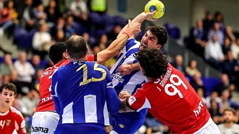 Os jogadores de Benfica e FC Porto em ação durante o clássico de andebol