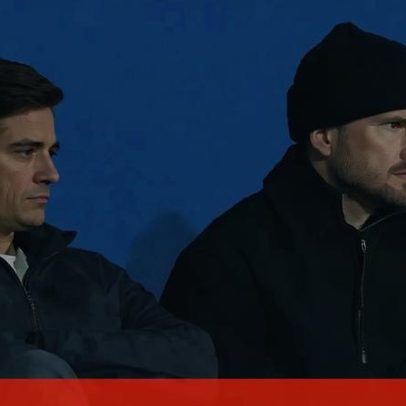 Eric Dier assiste ao Estoril-Casa Pia na tribuna da Amoreira
