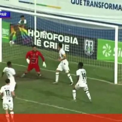 Árbitro marca penálti após guarda-redes defender remate com as mãos