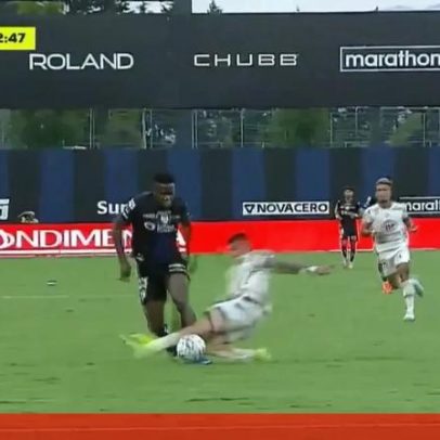 Jogador no Equador fere gravemente adversário com entrada dura e gera confusão