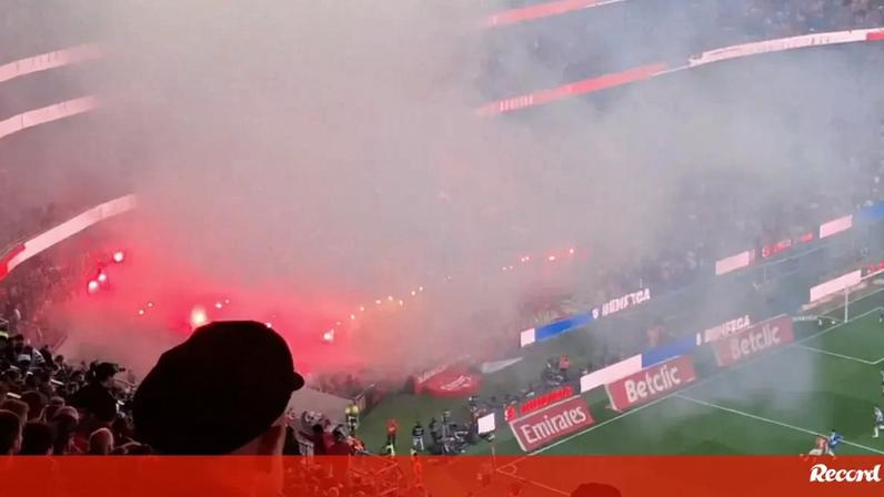 Tochas e fogo de artifício dos Diabos Vermelhos interrompem Benfica-FC Porto durante três minutos