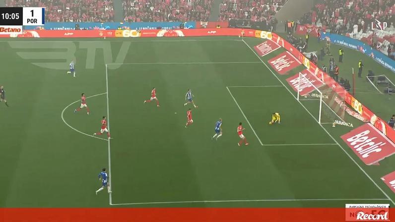 Froholdt abriu o marcador no Benfica-FC Porto após grande arrancada e Trubin mal na fotografia