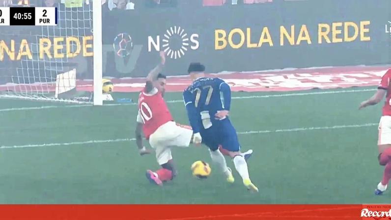 Pietuszewski 'sentou' Otamendi com esta finta e fez o segundo golo do FC Porto ao Benfica