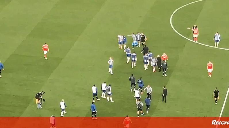 O bate-boca entre Prestianni e Gabri Veiga após João Pinheiro apitar para o final da primeira parte