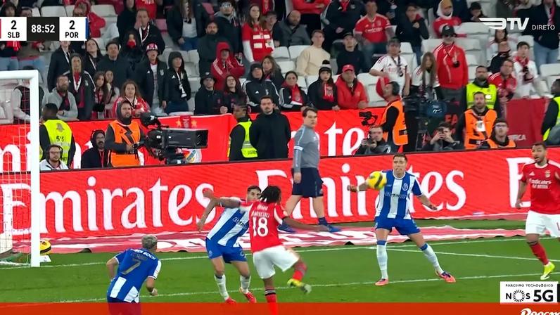 Golo vindo do banco: Ivanovic centrou e Barreiro fez o empate para o Benfica diante do FC Porto