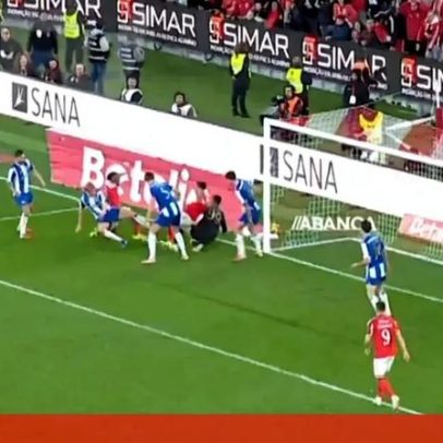 Benfica denuncia penálti sobre Pavlidis nos últimos segundos e VAR mandou seguir