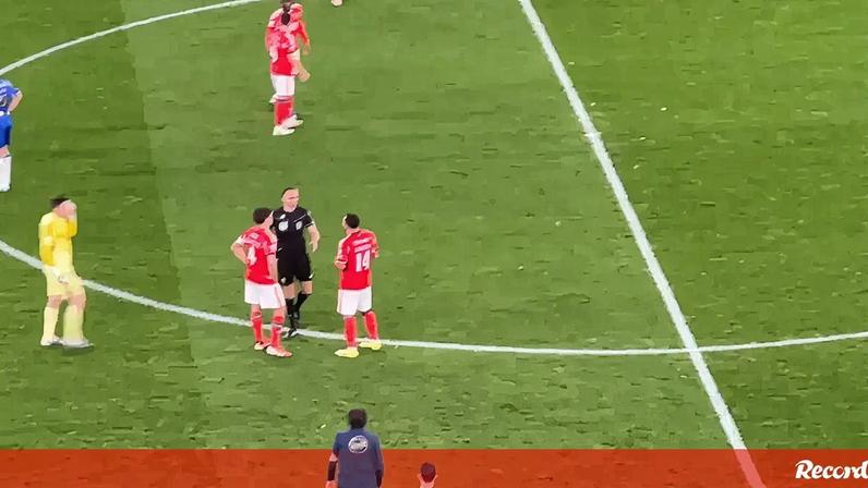 Final do jogo: João Pinheiro confrontado e tensão entre jogadores de Benfica e FC Porto
