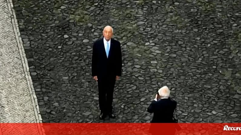Marcelo Rebelo de Sousa despediu-se dos funcionários da casa civil e, antes de sair pelos portões do Palácio de Belém esta segunda-feira pela última vez enquanto Presidente da República, fez uma última fotografia. António José Seguro toma hoje posse.