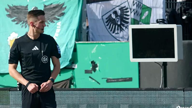 Árbitro Felix Bickel ficou sem conseguir ver as imagens... à conta dos adeptos