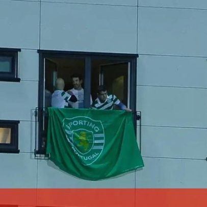 Sporting com apoio nas bancadas e nas janelas, mostram imagens