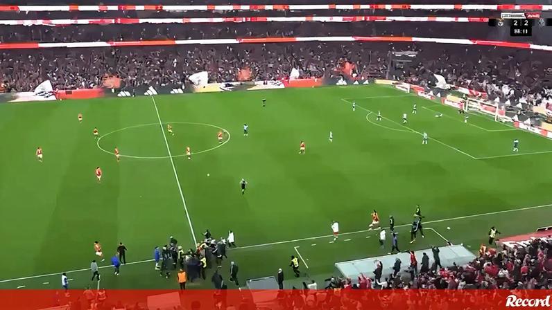 Imagens mostram que Mourinho não chutou para o banco do FC Porto nos festejos do golo de Barreiro